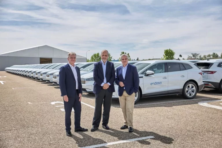 Škoda entrega a Endesa una flota eléctrica de 167 unidades del Enyaq operada por Ayvens