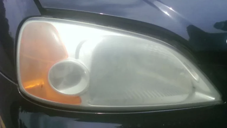 El truco infalible para dejar como nuevos tus faros en tan solo 40 segundos