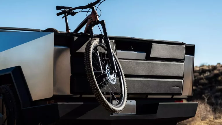 El Tesla Cybertruck estrena accesorios para exprimir su portón trasero