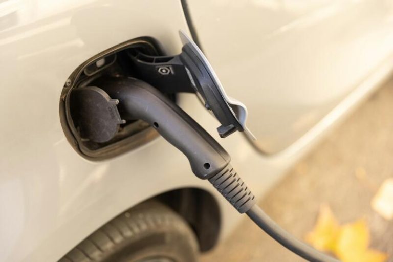 Un tercio de los españoles compraría coche eléctrico, aunque piden más innovación al sector