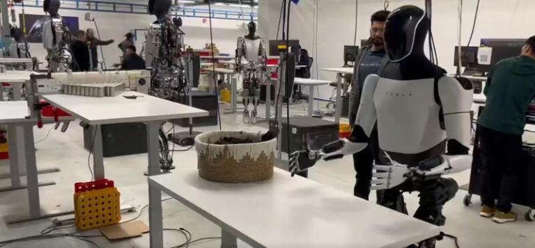 Elon Musk pone fecha para que sus robots humanoides comiencen a trabajar en sus fábricas