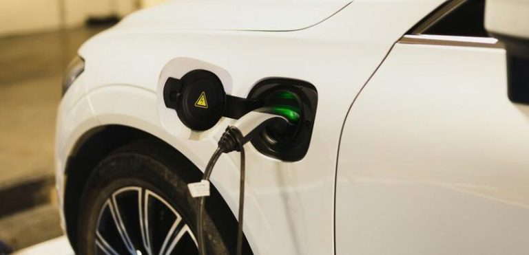 Estas son lasa facturas de la reparación de un coche eléctrico y de uno de combustión