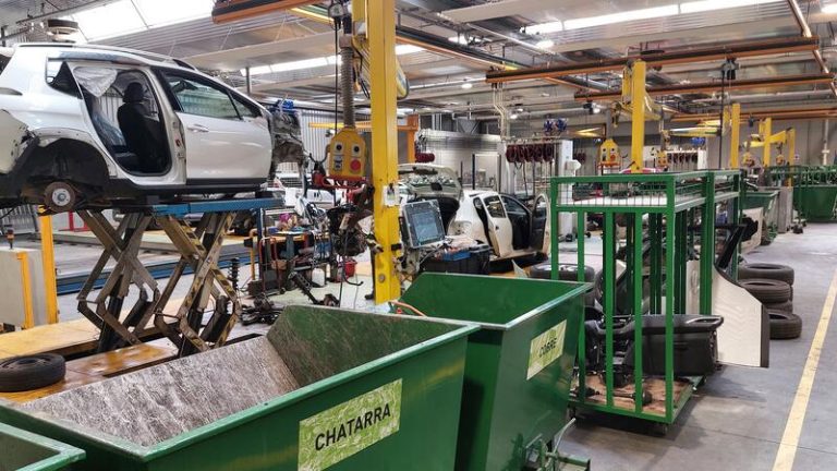 El centro de reciclaje de Mapfre descontamina 52.500 vehículos en sus 20 años de vida