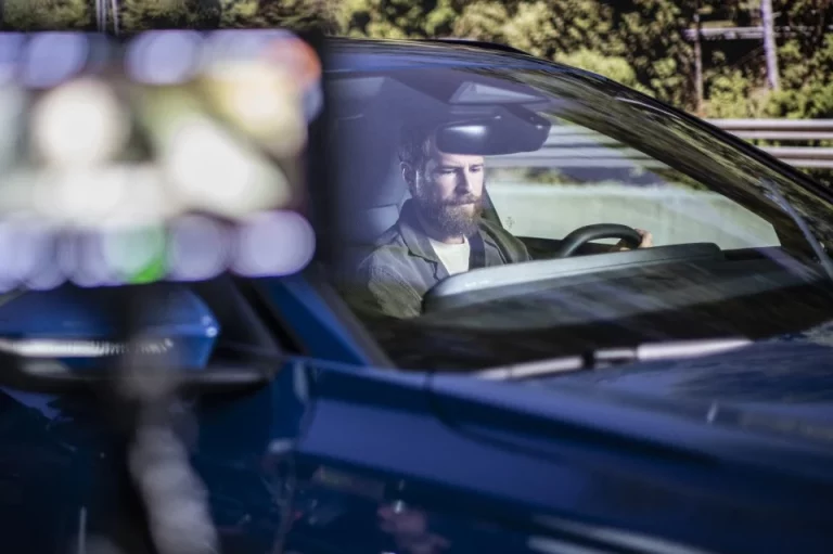 Álvaro Cervantes y Elena Rivera: dos actores huyendo en un Audi Q6 e-tron