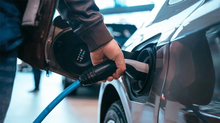 Gasolina, diésel o electricidad: el estudio que confirma con qué combustible es más barato recorrer 100 kilómetros en España