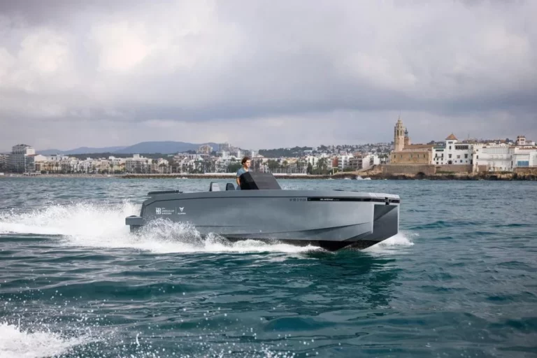 Cupra surca los mares con el E23 Terramar, que llega con una colección de ropa a juego