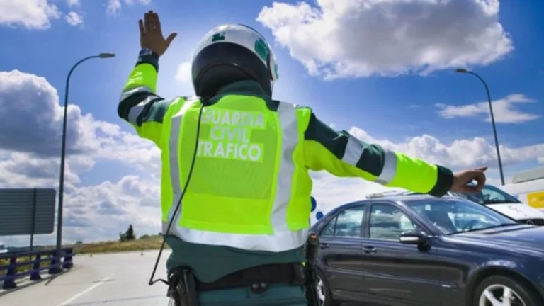La DGT se vuelve aún más analógica al obligar a llevar esta pegatina en el coche: Si no, 100 euros de multa