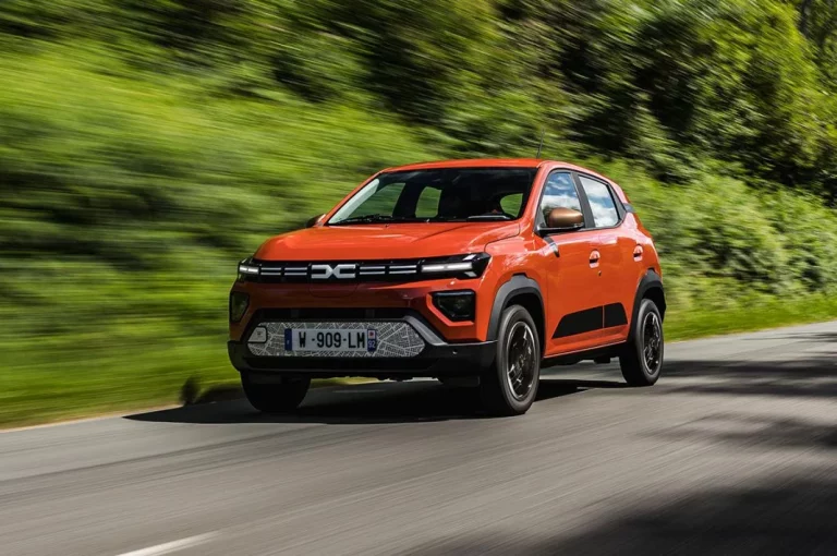 Probamos el Dacia Spring 2024. Importantes mejoras que no te costarán más