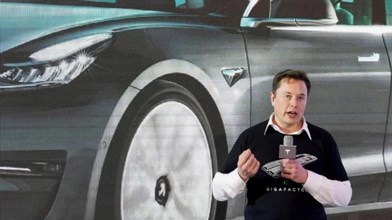 Elon Musk vuelve a posponer el lanzamiento del robotaxi de Tesla y este es el motivo