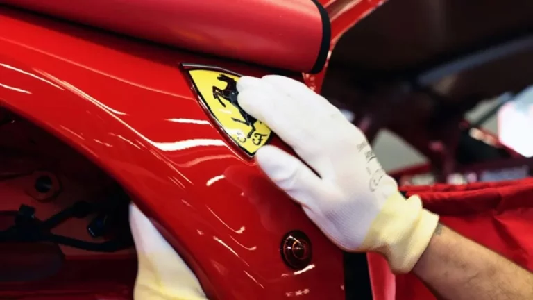 Si tienes un Ferrari ten cuidado, te querrán cobrar por la suscripción a la batería
