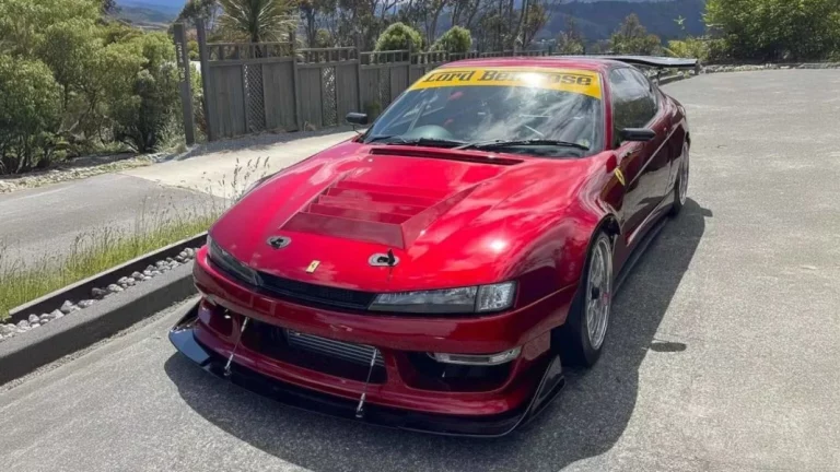 Este Ferrari tiene una crisis de identidad importante: Se cree Nissan y Mazda a la vez
