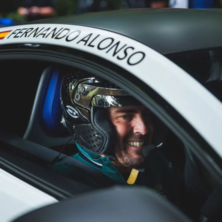 Fernando Alonso se lo pasa en grande en Goodwood con ‘su’ Aston Martin Valiant