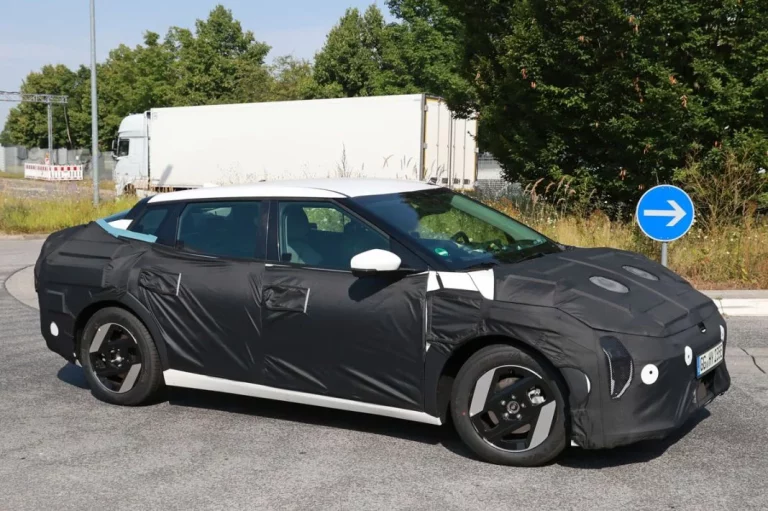 El Kia EV4 hace su debut en Europa, aunque todavía camuflado