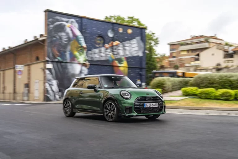 Mini da ‘marcha atrás’ y vuelve a lanzar un Cooper S JCW de gasolina