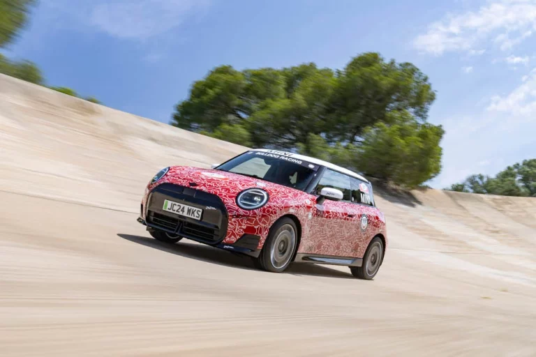 El MINI John Cooper Works eléctrico debuta en el mejor de los escenarios