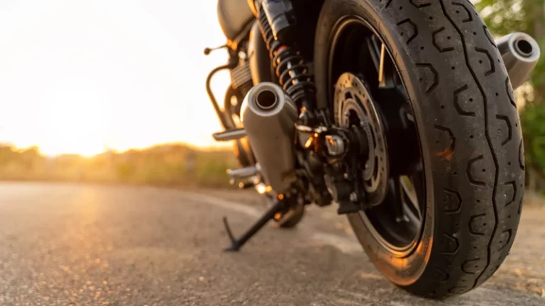 La multa de 200 euros que puedes evitar revisando la presión de los neumáticos de la moto en frío