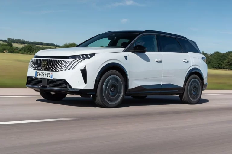 Primera prueba del Peugeot 5008, con tres tecnologías y siete plazas de serie