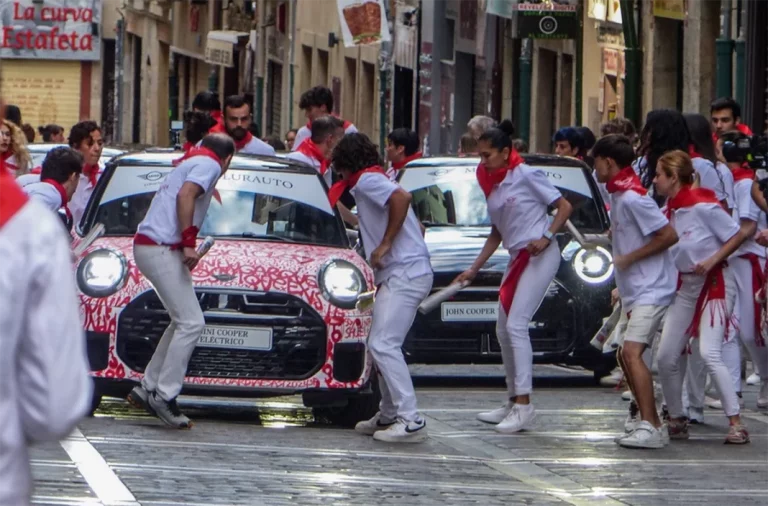 San Fermín: los ‘toros’ de Mini vuelven a las calles de Pamplona