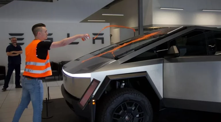 Tesla Cybertruck es atacado por activistas climáticos y logra mostrar que es indestructible