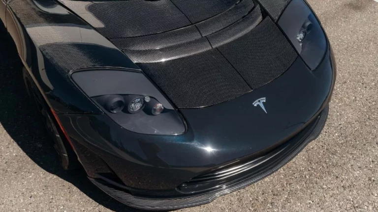 Un Tesla Roadster restaurado es subastado a más del doble de su precio original