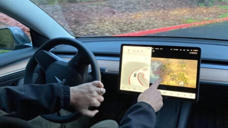 Este Tesla confunde las vías de tren con una carretera… o eso dice su dueño