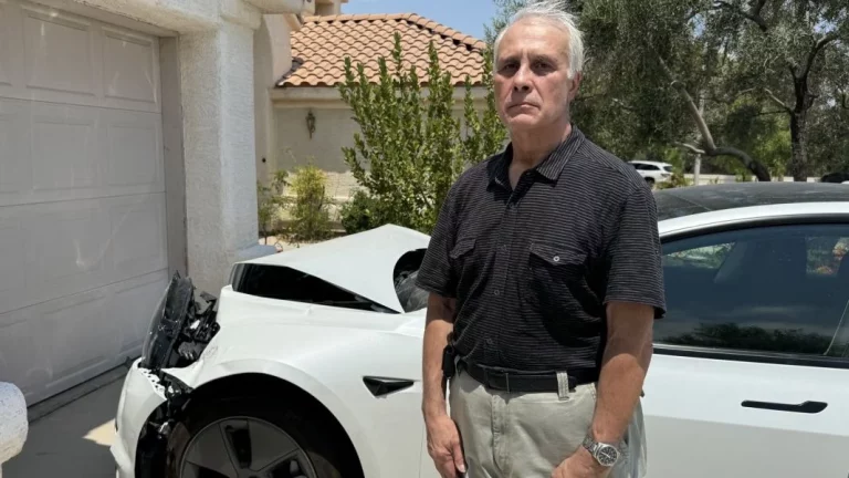 Tesla enloquece e intenta destruir a un Jeep que se puso en su camino