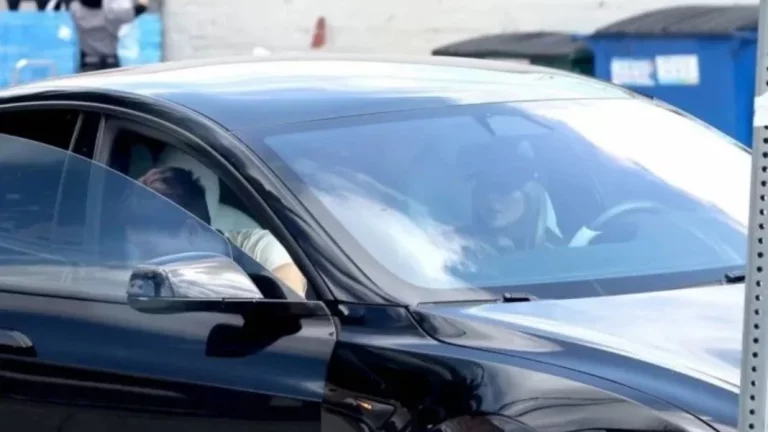 Un Tesla convertido en el nido de amor de la pareja más cool de Hollywood