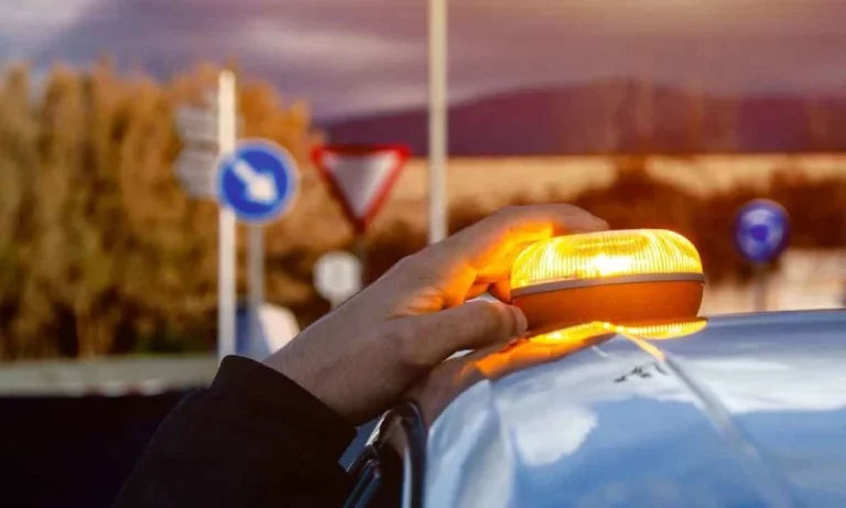 ARVAL incorpora balizas V16 conectadas a su flota para mejorar la seguridad de todas sus unidades