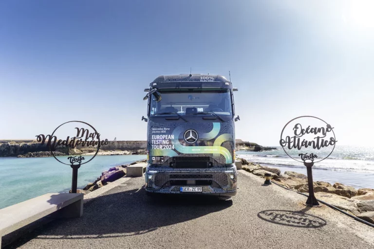El largo viaje de Cabo Norte a Tarifa en el supercamión eléctrico de Mercedes