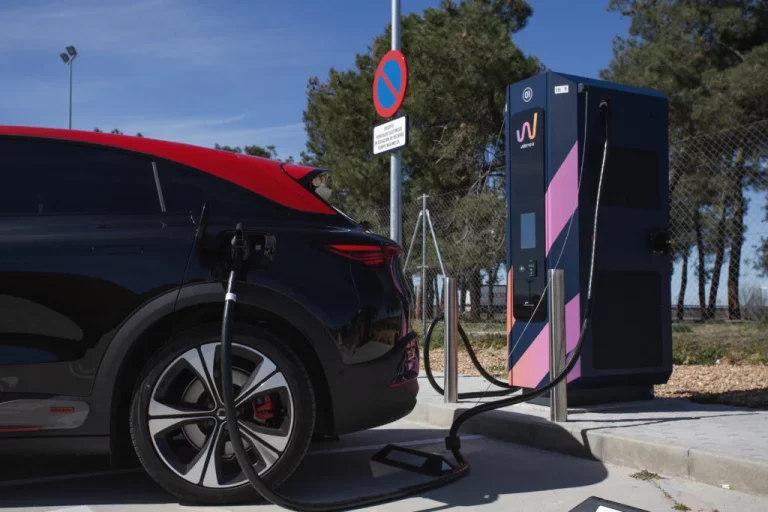 Si viajas en coche eléctrico, ya puedes reservar cargador en España y Reino Unido