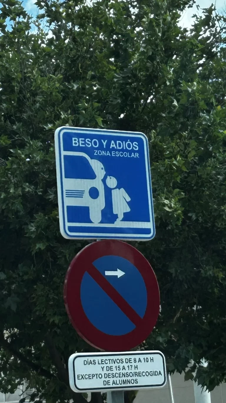 La ‘cariñosa’ señal de tráfico que no ha gustado a la DGT y que ya usan ciudades como León o Valencia
