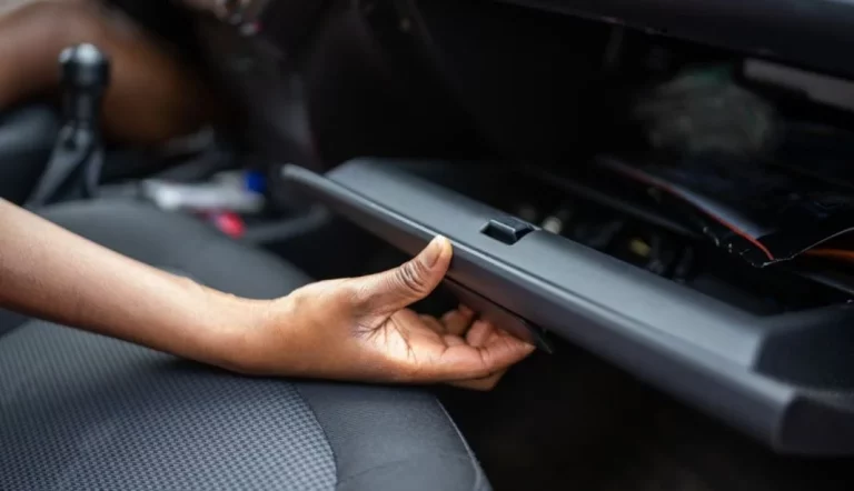 El botón oculto que hay en la guantera de tu coche y que podría serte muy útil