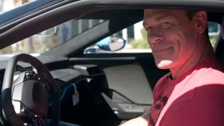 El cambio de vida de John Cena: dejó la WWE, vendió su coche favorito y ahora conduce este