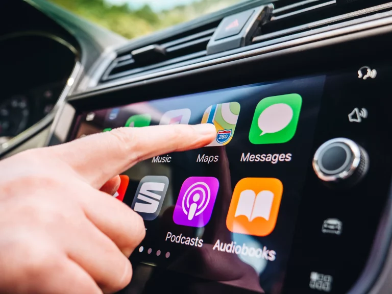 4 marcas de coches premium que no quieren ni oír hablar de la versión más avanzada de Apple CarPlay: lo han puesto en cuarentena
