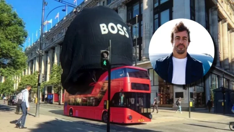 El casco de Fernando Alonso para el GP de Gran Bretaña se pasea en un bus londinense 