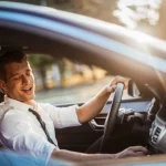 Multa de 200 euros por distracciones en el interior del coche: así te vigila la DGT incluso a velocidad permitida
