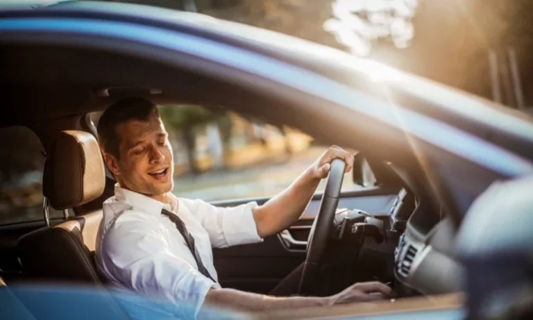 La DGT te dice cuáles son las principales distracciones al volante