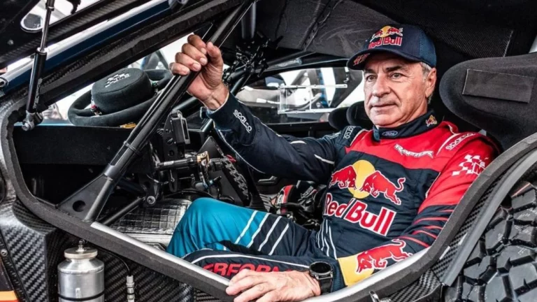 Parece contento Carlos Sainz con el coche para luchar por su quinto Dakar