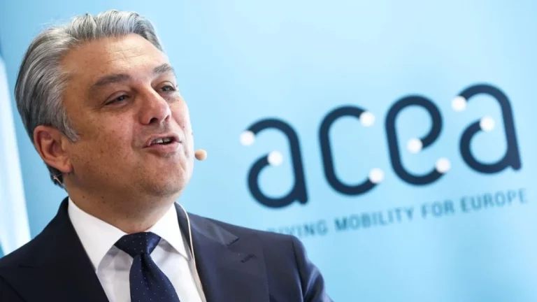 Luca de Meo avisa: para evitar multas habrá que reducir la producción de coches en Europa. Tanto como 2,5 millones