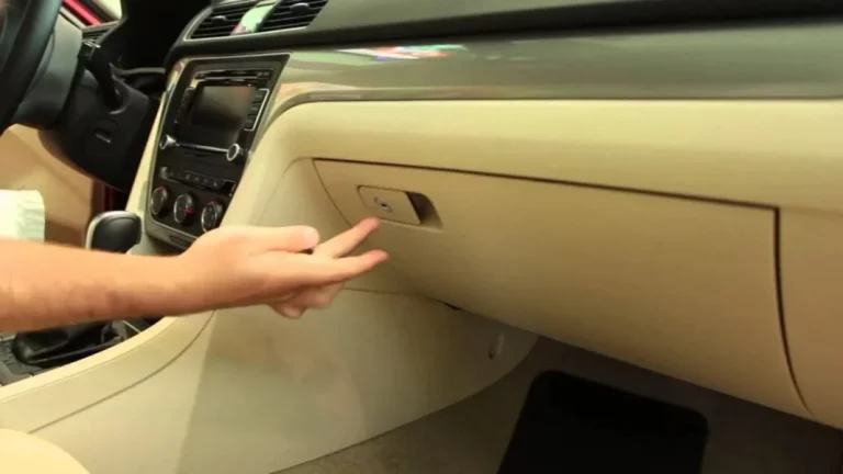 Lo que se esconde en la guantera del coche y que te será muy útil en verano