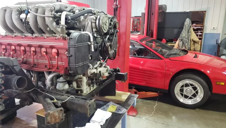 Este experto en restaurar clásicos te dice lo que cuesta cambiar la distribución a un Ferrari Testarossa