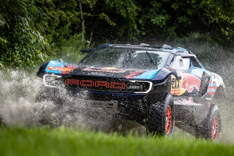 Este es el Ford Raptor T1+ con el que Carlos Sainz disputará el Dakar 2025