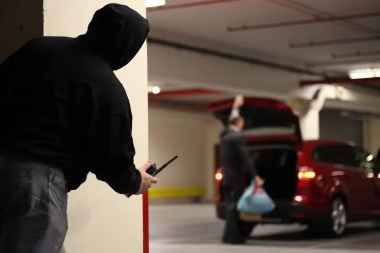 4 consejos infalibles para que no te ‘levanten’ el coche cuando no miras