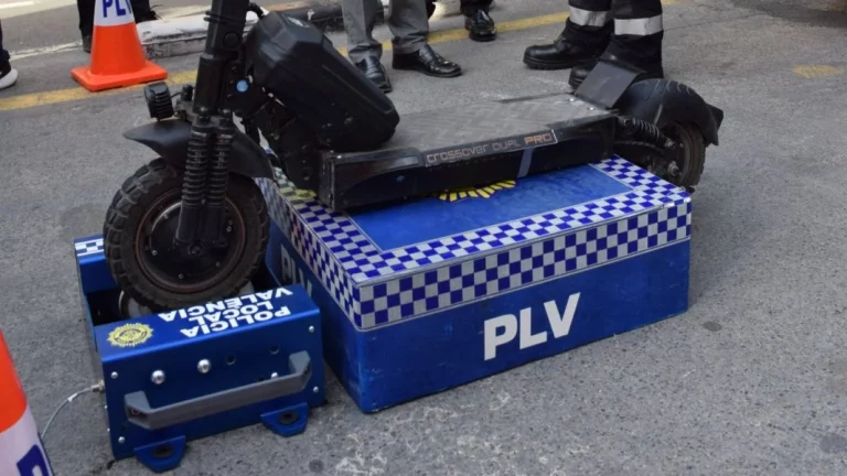 Así funciona la máquina que ‘caza’ a los patinetes eléctricos trucados y que ya usan en Valencia