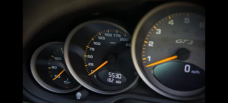 El pequeño truco que baja la temperatura del coche