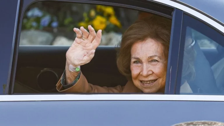 El modesto coche que usa la reina Sofía para moverse por Palma y que te puedes comprar por 2.000 euros