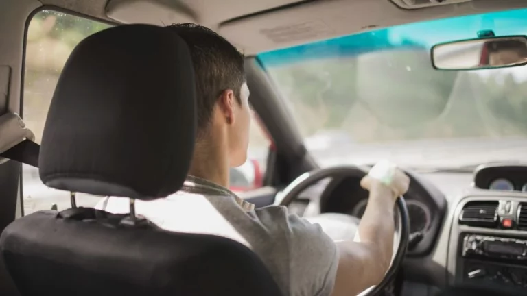 «No es para comodidad»: revelan la real función del reposacabezas de tu coche