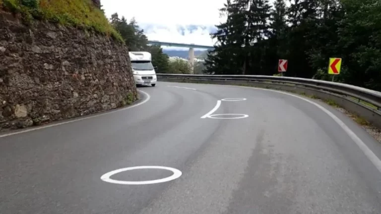 Para esto sirven los círculos blancos en medio de la carretera