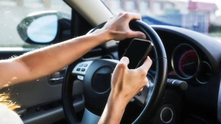 Las 10 distracciones al volante que debes evitar en tu viaje de vacaciones
