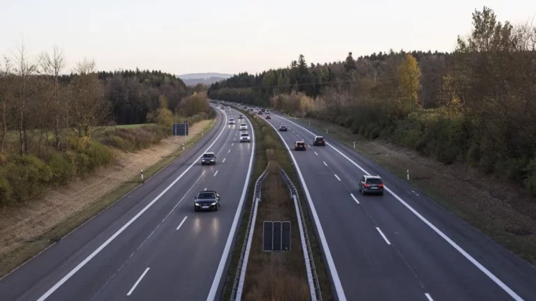 La DGT se cansa de los conductores que no pisan el carril derecho